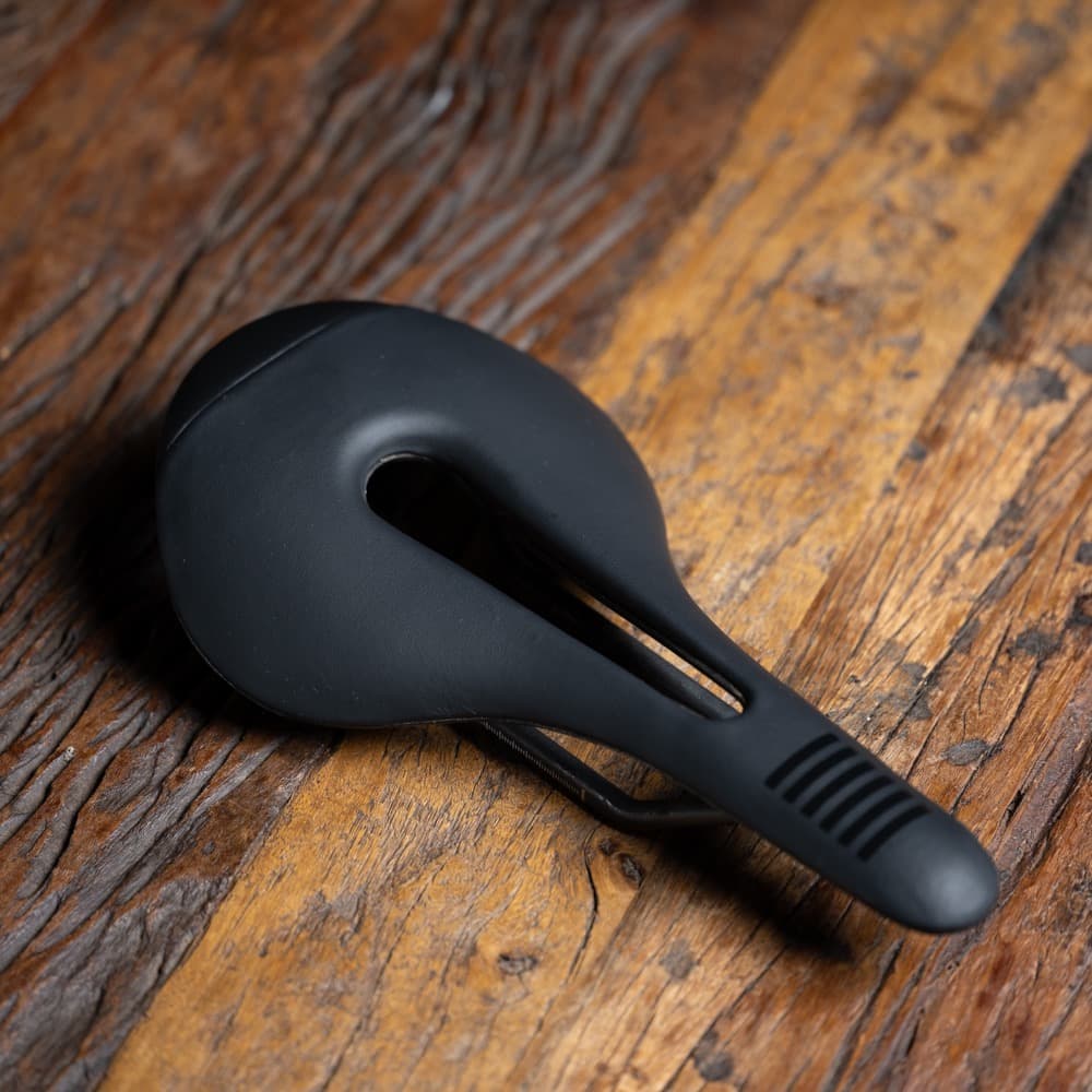 美品 Rapha PRO TEAM CUT OUT SADDLE カーボンサドル