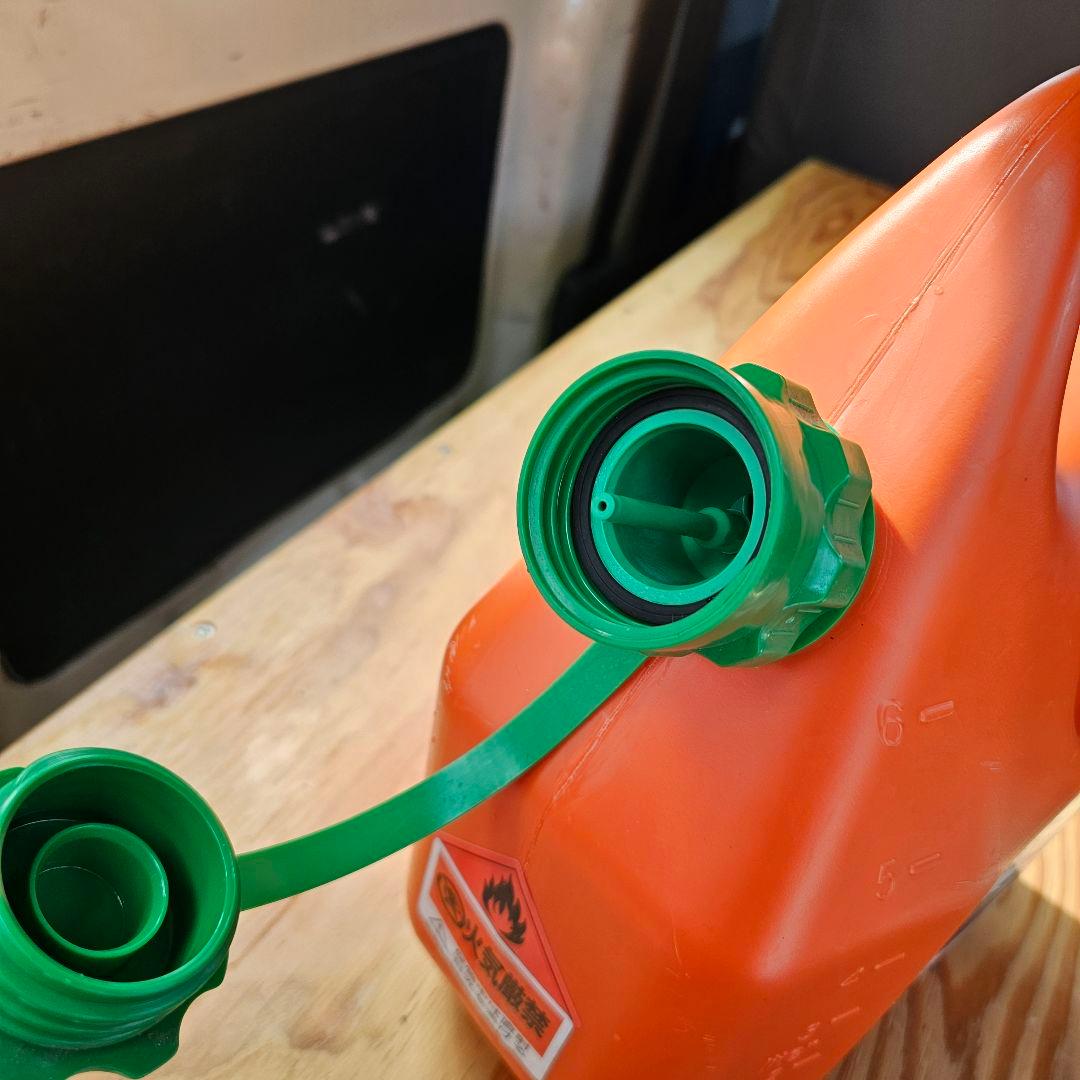 燃料缶　オイル缶　携行缶　ポリ缶　6L　ハスクバーナ　husqvarna