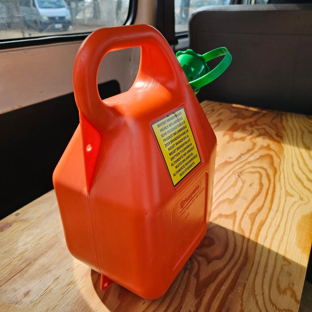 燃料缶　オイル缶　携行缶　ポリ缶　6L　ハスクバーナ　husqvarna