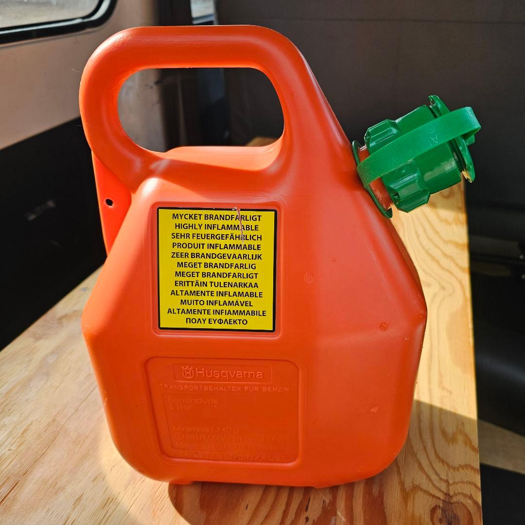 燃料缶　オイル缶　携行缶　ポリ缶　6L　ハスクバーナ　husqvarna
