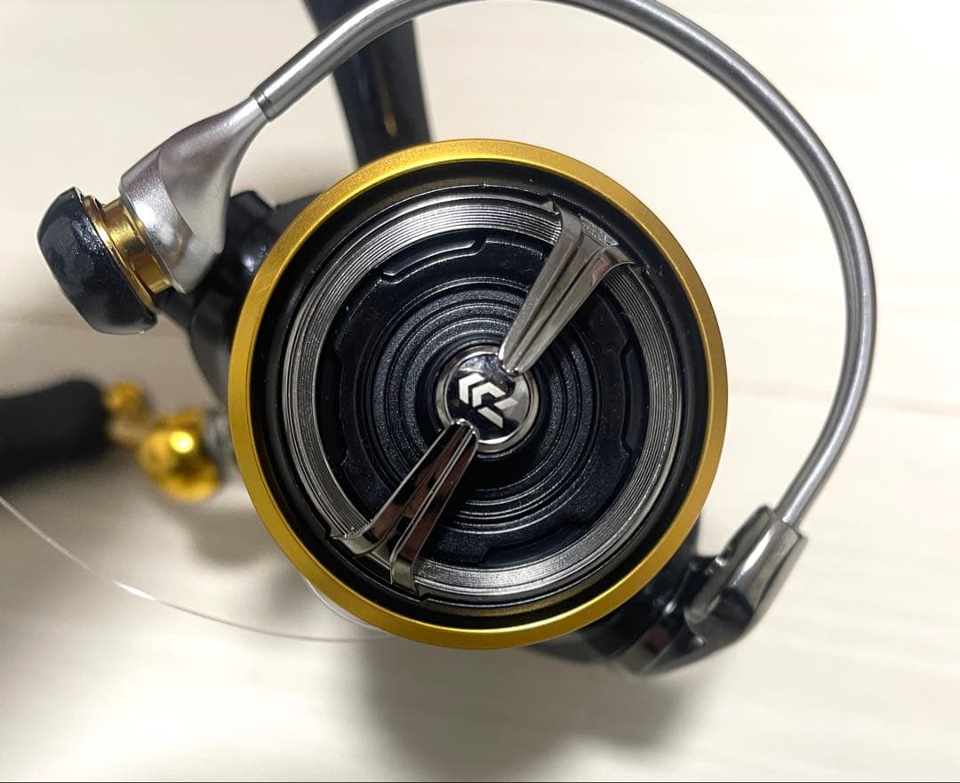 未使用 ダイワ DAIWAスピニングリール 18 レガリスLT2000S-XH