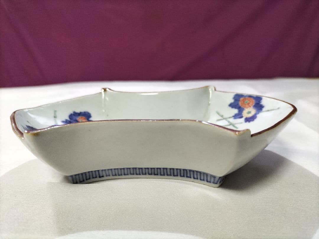 古伊万里　柿右衛門手　変形鉢　垣根に菊と鳥　時代物　骨董　縁欠け治し有り