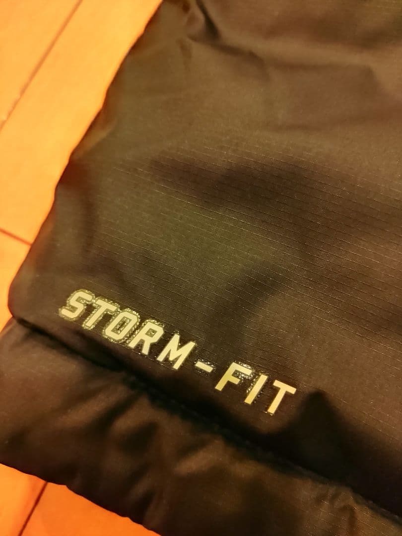 ナイキフットボールベンチコートブラック×オレンジ新品タグ付き STORM-FIT