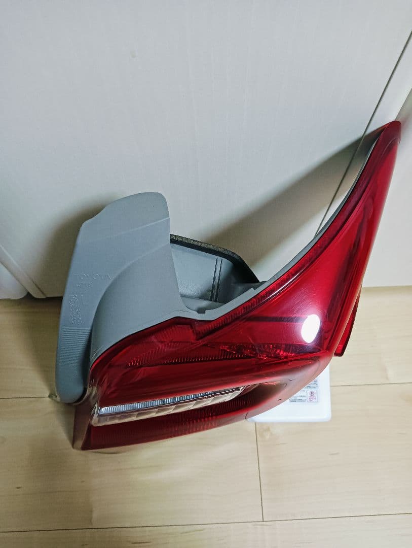 トヨタ 純正 ヴィッツ 右テールランプ NSP130　Ｋoito52-273