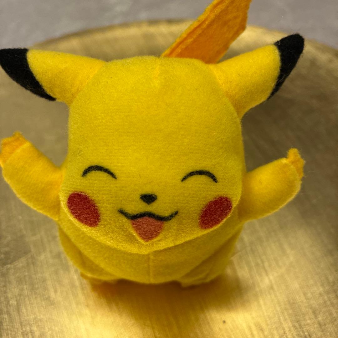 【希少】ピカチュウ バンザイぬいぐるみ TOMY（モンスターボール変身）