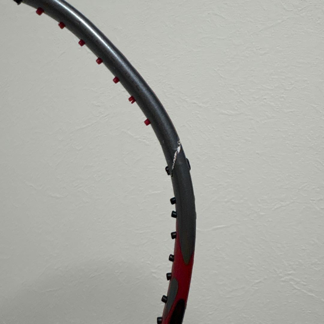 バドミントンラケット 赤と黒