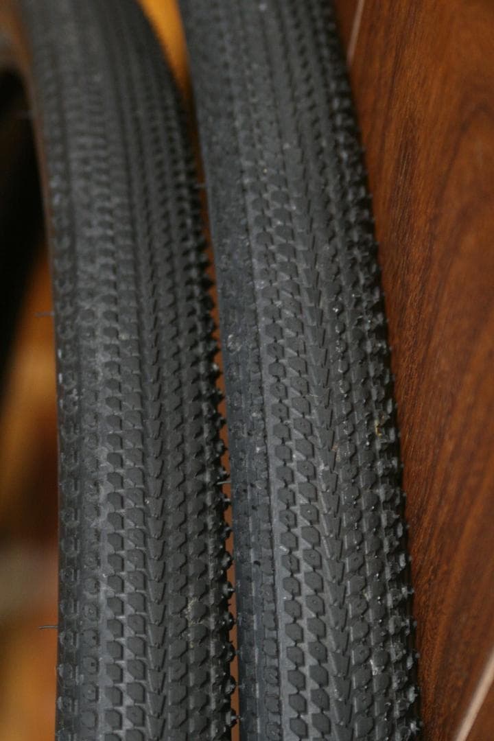 2本グラベルタイヤ 700ｘ40c 10分山と9分山 Bontrager GR1