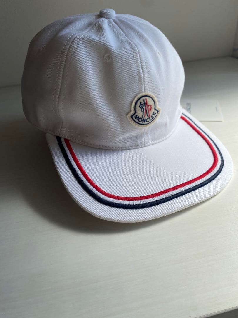 MONCLER ホワイトキャップ ストライプ付き