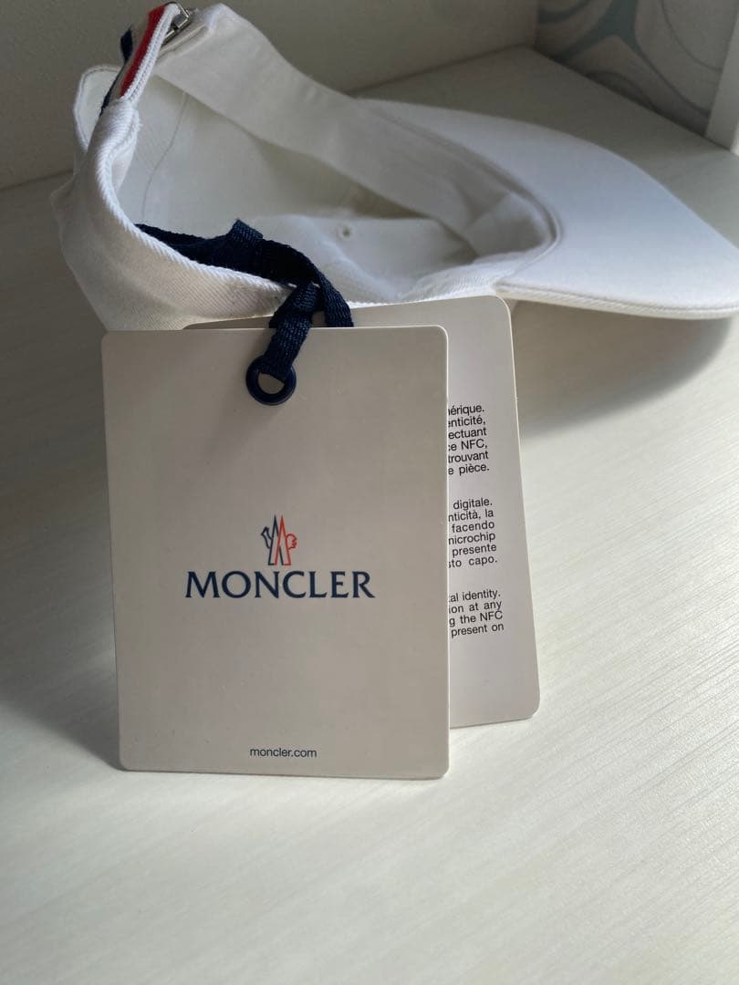 MONCLER ホワイトキャップ ストライプ付き