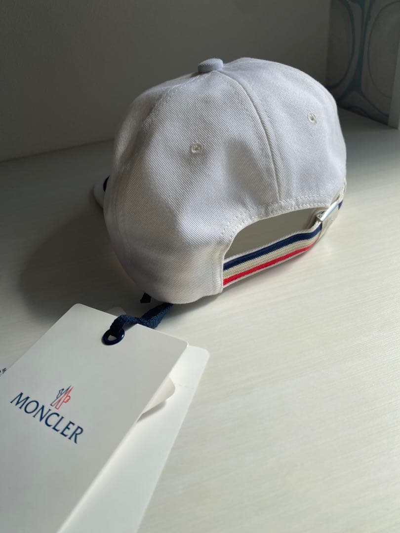 MONCLER ホワイトキャップ ストライプ付き