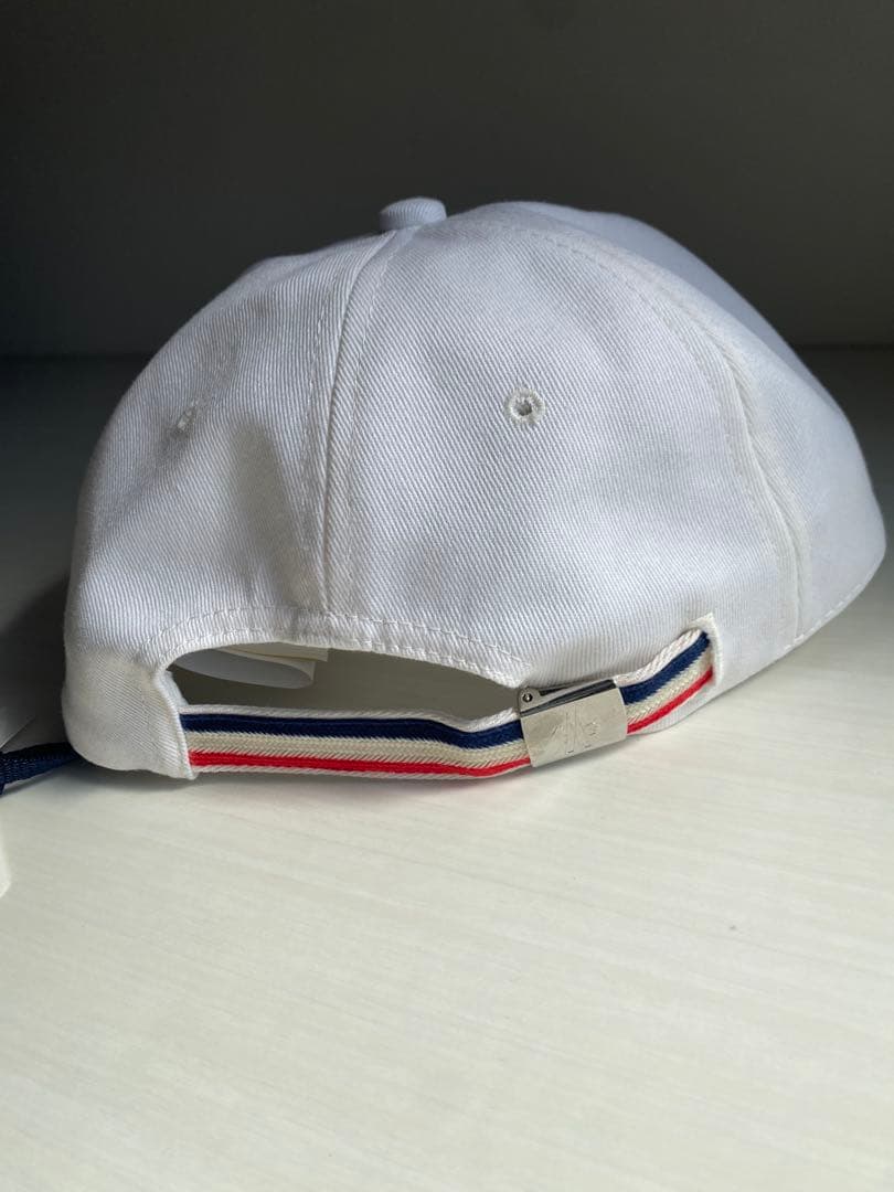 MONCLER ホワイトキャップ ストライプ付き
