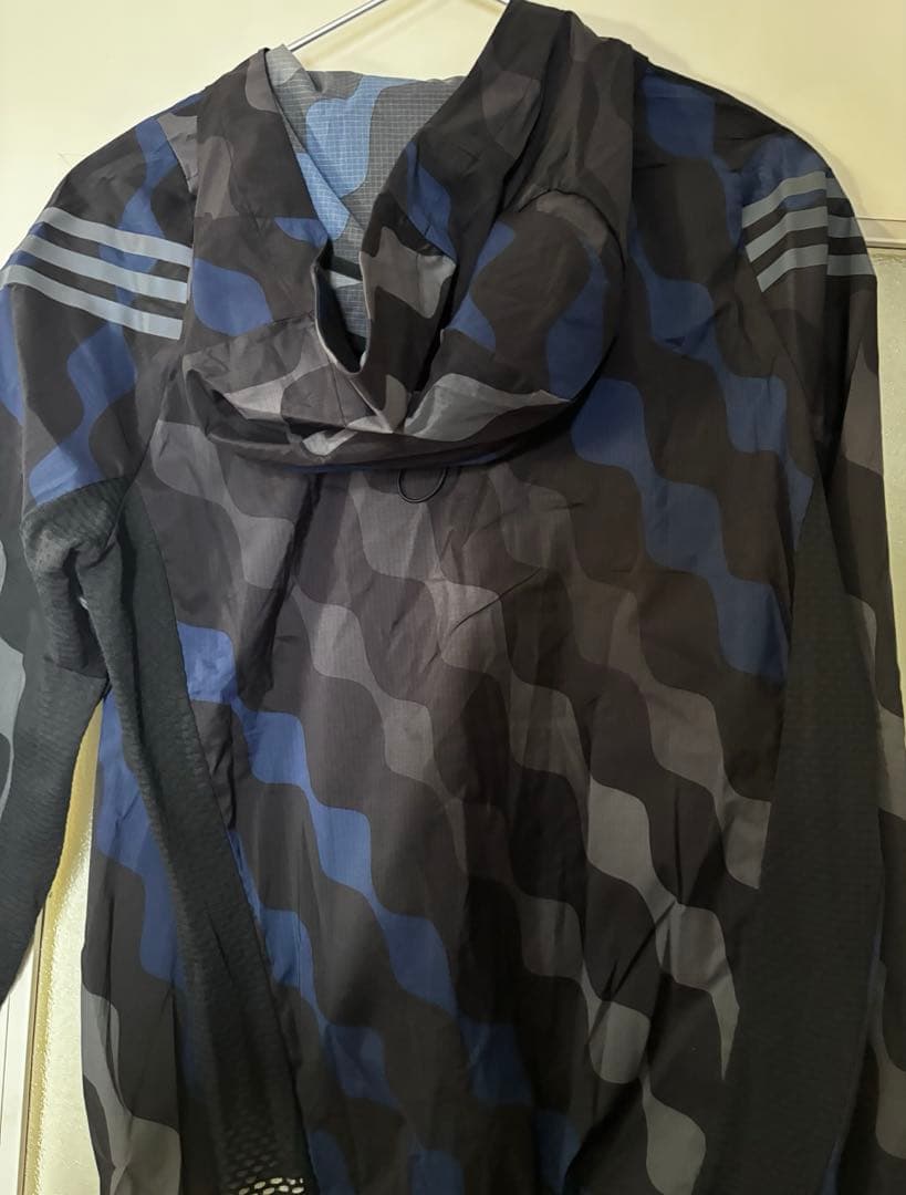 adidasとマリメッコのコラボのジップアップパーカーです。