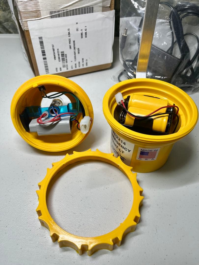 米軍放出未使用品 ランタン 充電式テント用緊急照明 非常用照明 1個のみ