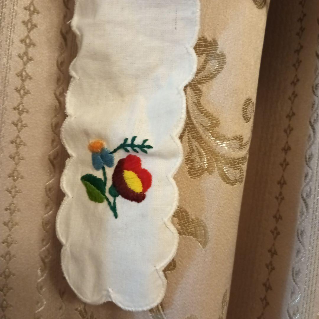 花柄刺繍の伝統的エプロン