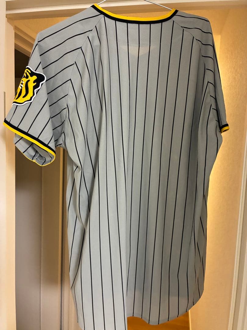阪神タイガース　ビジターユニフォーム グレー ストライプ　背番号なし。