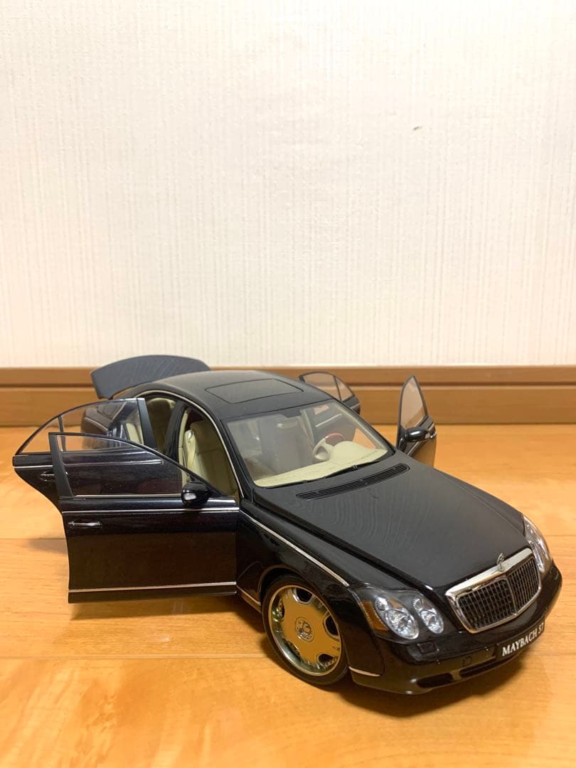 希少。AUTOART MAYBACH 57 1:18 ミニカー