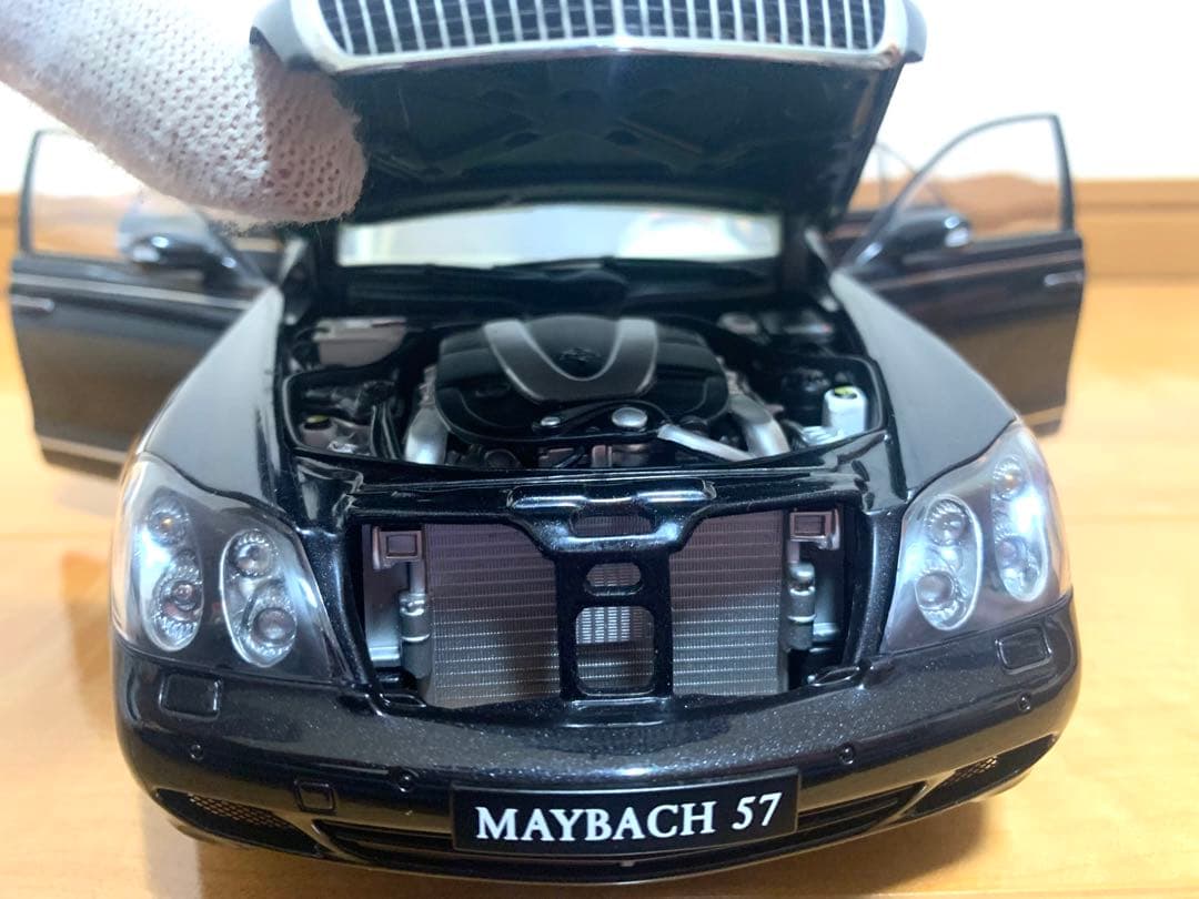 希少。AUTOART MAYBACH 57 1:18 ミニカー
