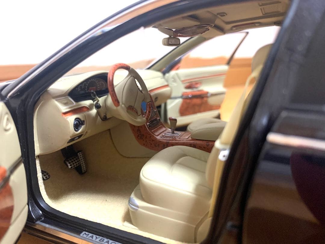 希少。AUTOART MAYBACH 57 1:18 ミニカー