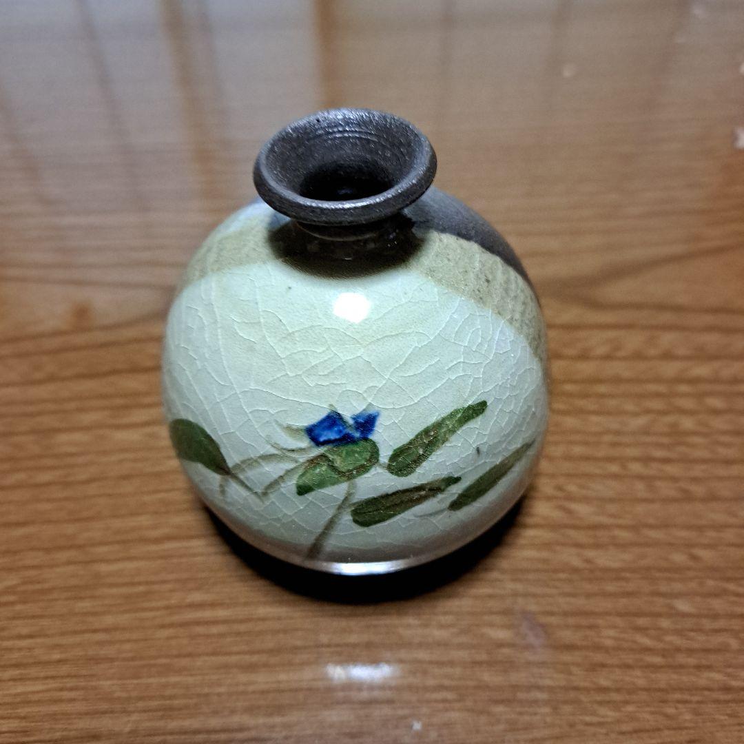 陶器製花模様小瓶と木箱