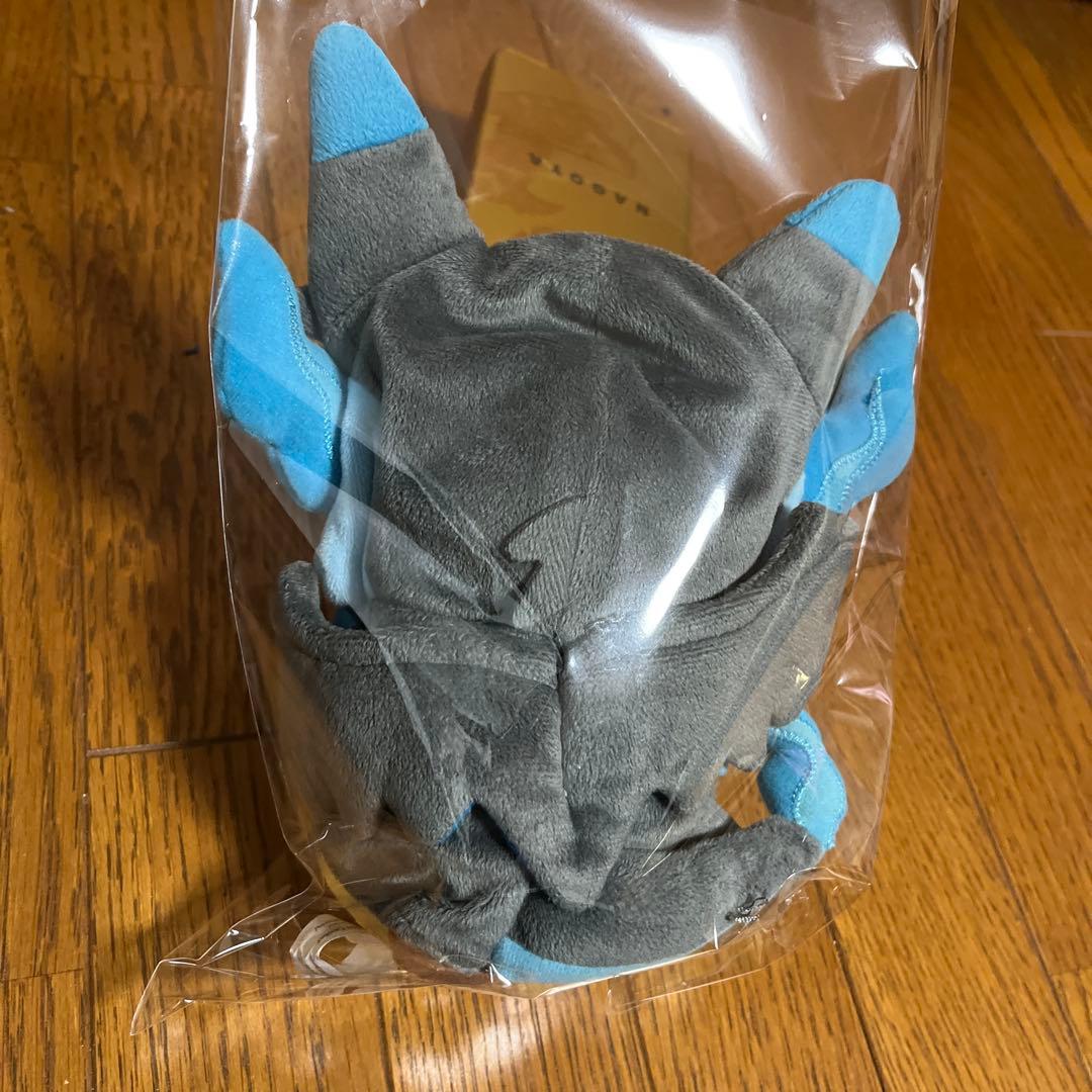 ポケットモンスター　メガリザードンXのポンチョを着たピカチュウ　ぬいぐるみ