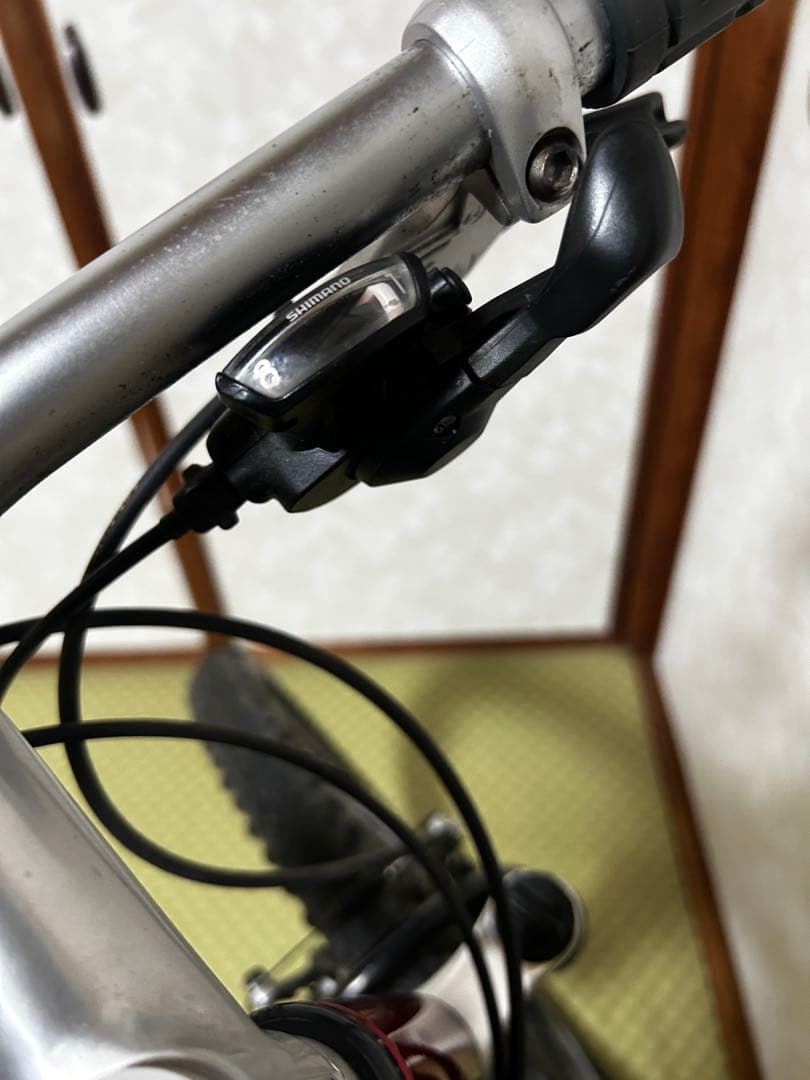  赤いオフロードバイク
