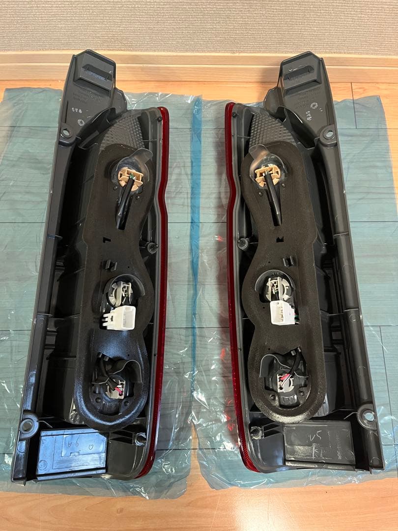 ハイエースDXテールランプ純正　2個セット