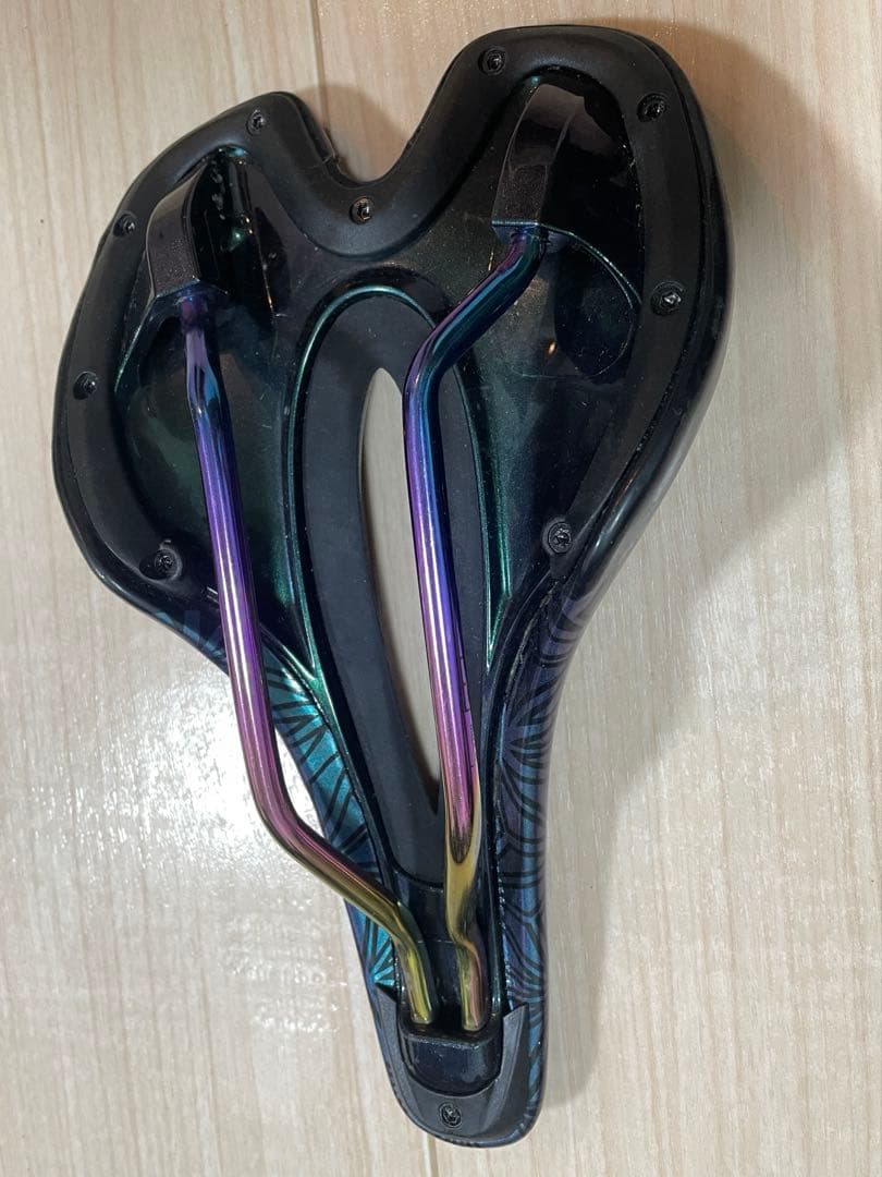 SUPACAZスパカズ サドル Oil Slick 143mm