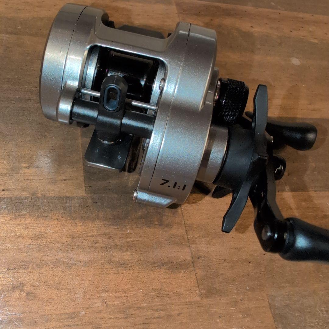 ベイトリール　ドラグ力5kg　左ハンドル　ギア比7.1：1　シルバー　マグネット