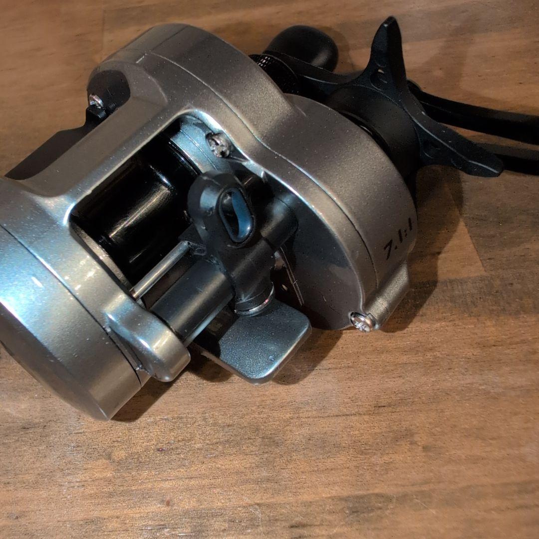 ベイトリール　ドラグ力5kg　左ハンドル　ギア比7.1：1　シルバー　マグネット