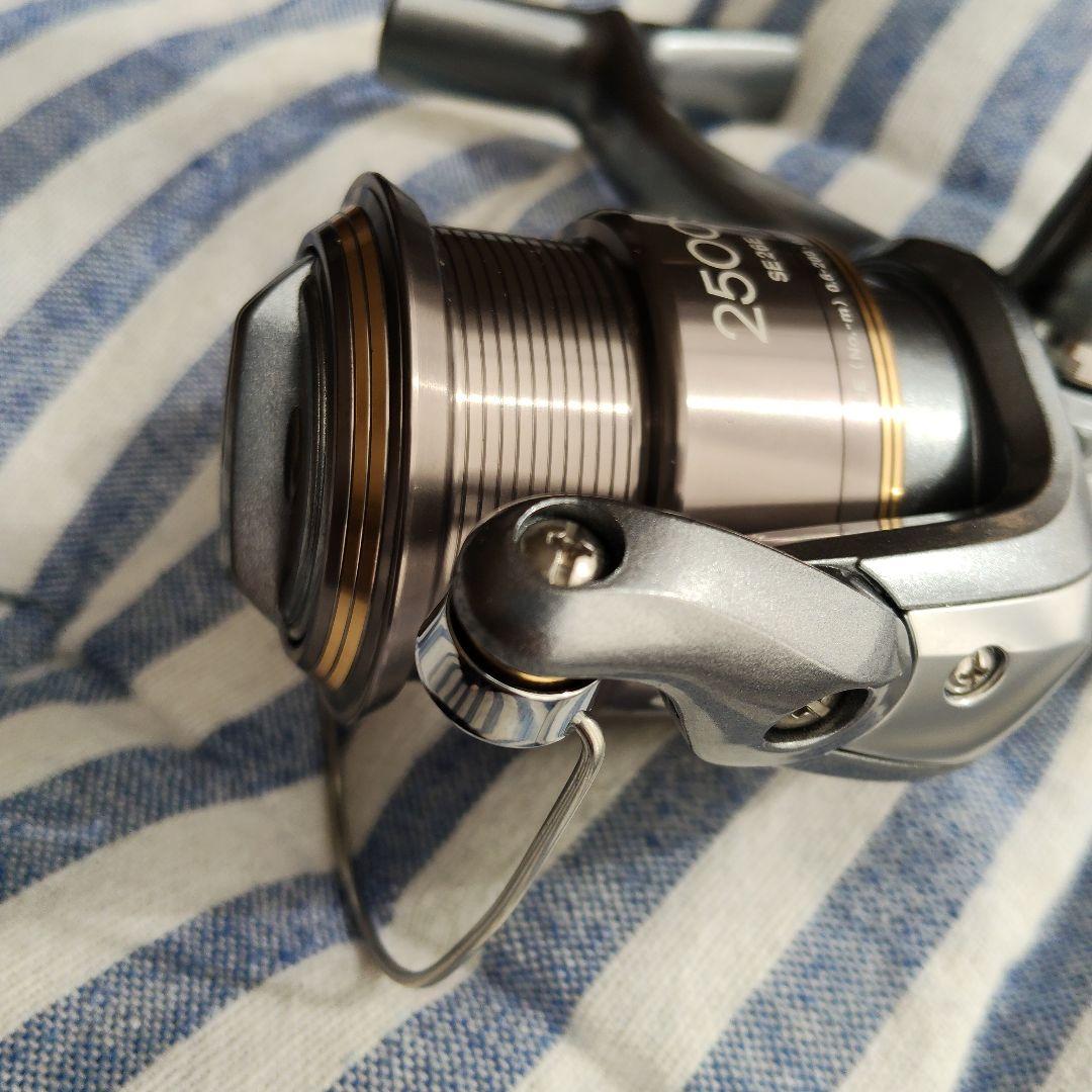 【極美品】スピニングリール 人気シリーズ　ナビ NAVi 2500S SE26E