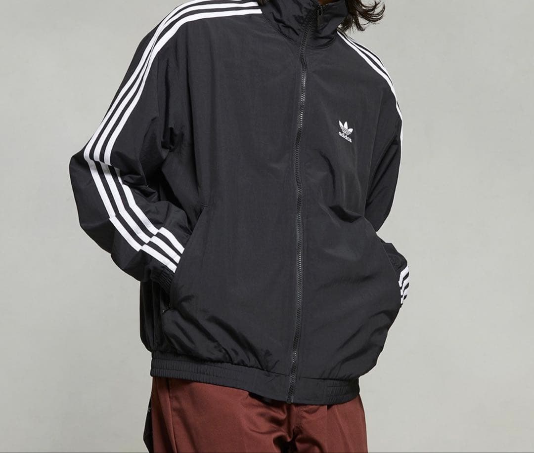adidas ブラック ナイロンジャージジャケット