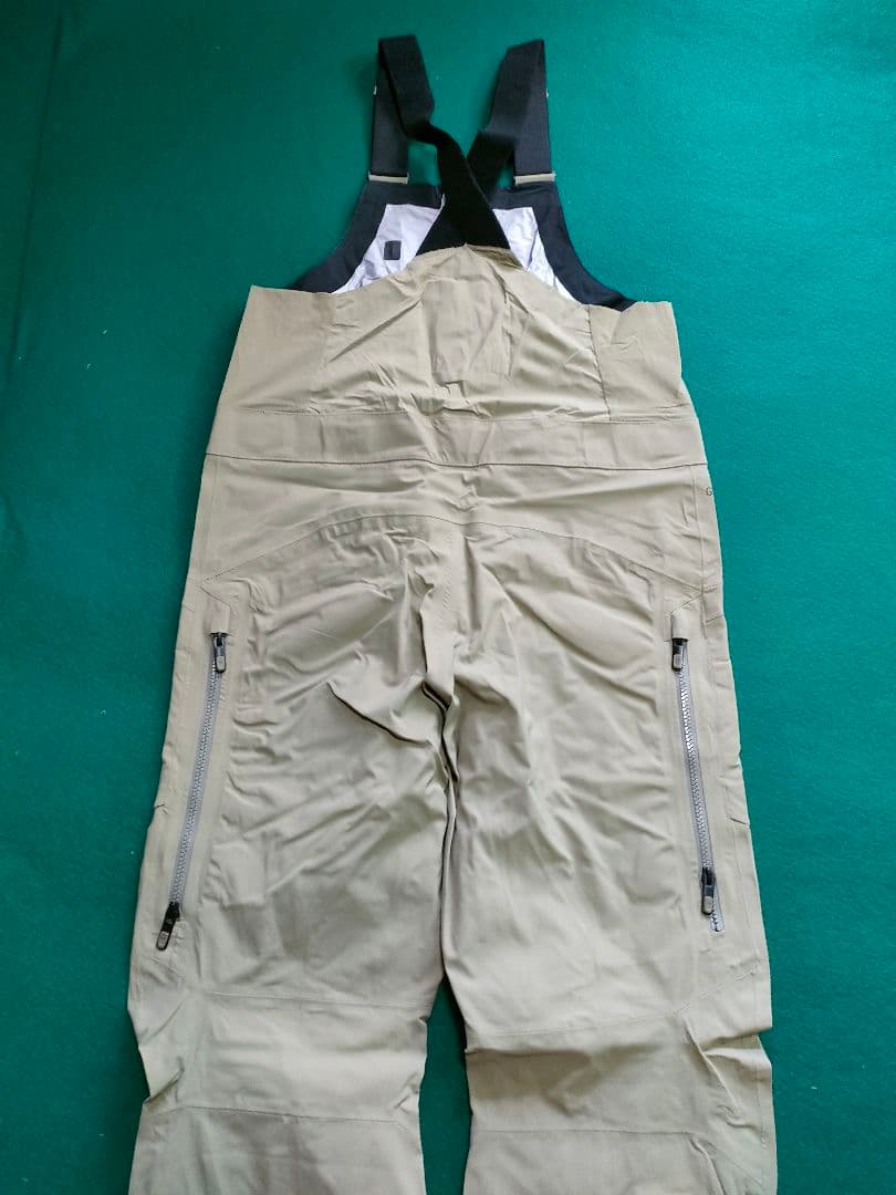 BURTON AK　GOＲE−TEX ３L Freebird ビブパンツ
