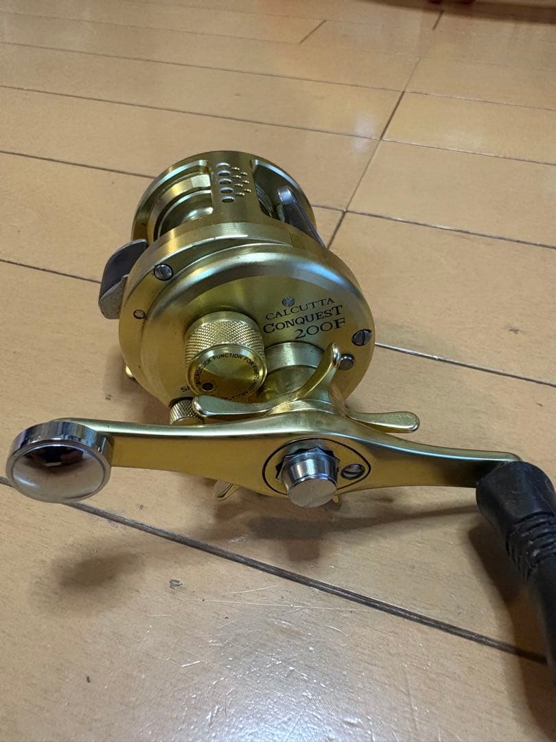 シマノ　カルカッタコンクエスト200F ベイトリール 右巻き