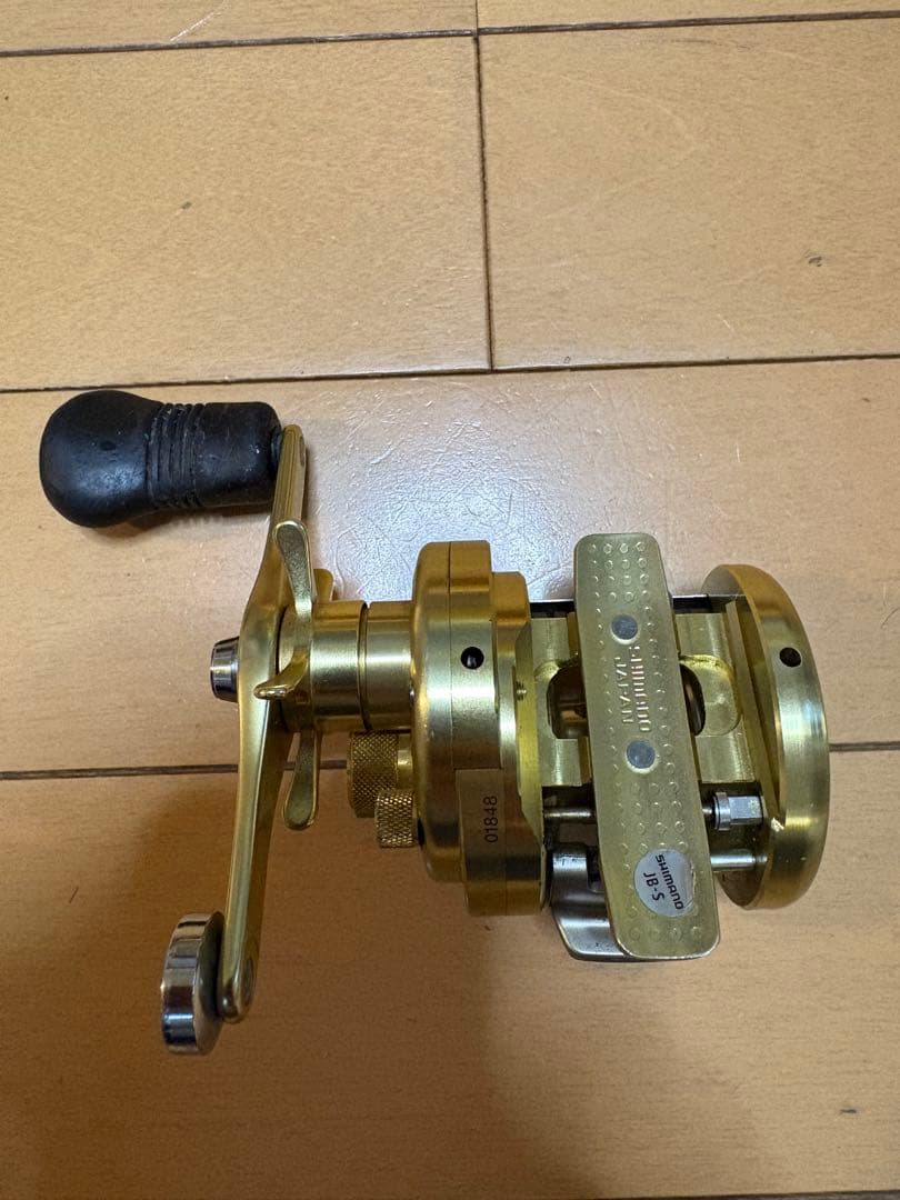 シマノ　カルカッタコンクエスト200F ベイトリール 右巻き