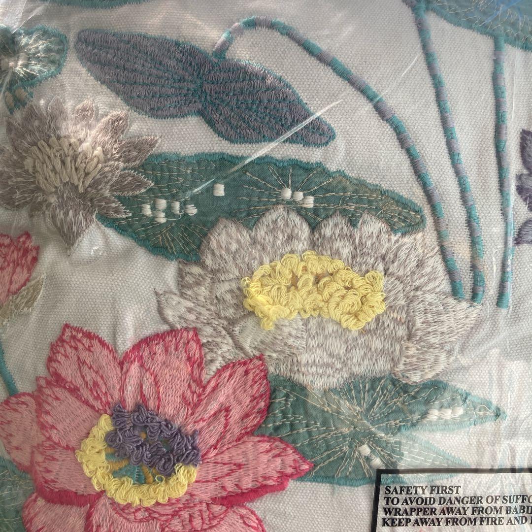イギリス輸入：ローラアシュレイ新品 まくらクッション　刺繍アプリケ
