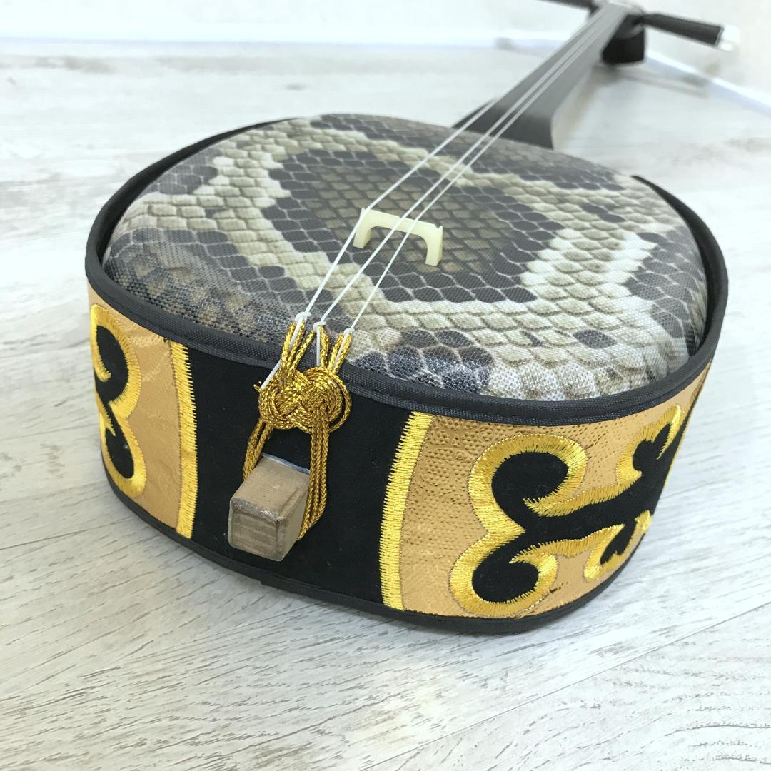 【美品】沖縄三線 伝統 蛇柄 人工革 初心者セット ソフトケース付 弦楽器