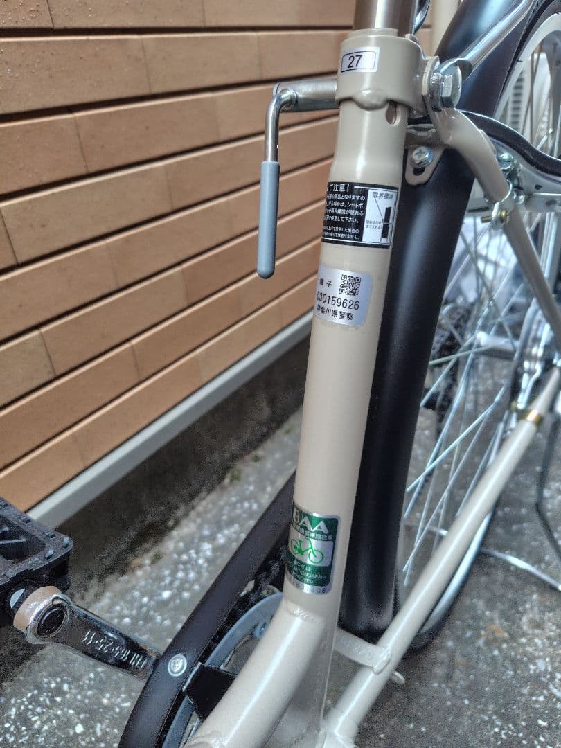 【引取希望】ほぼ新品　自転車　ベージュ 27インチ 前カゴ付き 6段変速