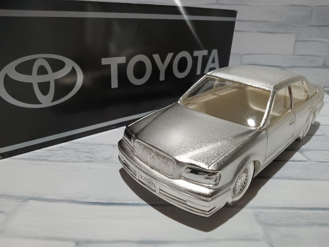 トヨタ　2代目クラウンマジェスタ　150系　ディーラー品　ミニカー　金属製