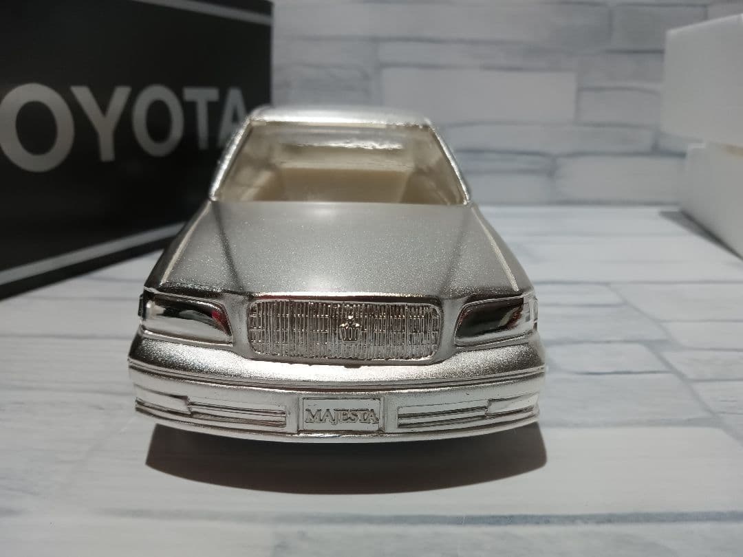トヨタ　2代目クラウンマジェスタ　150系　ディーラー品　ミニカー　金属製