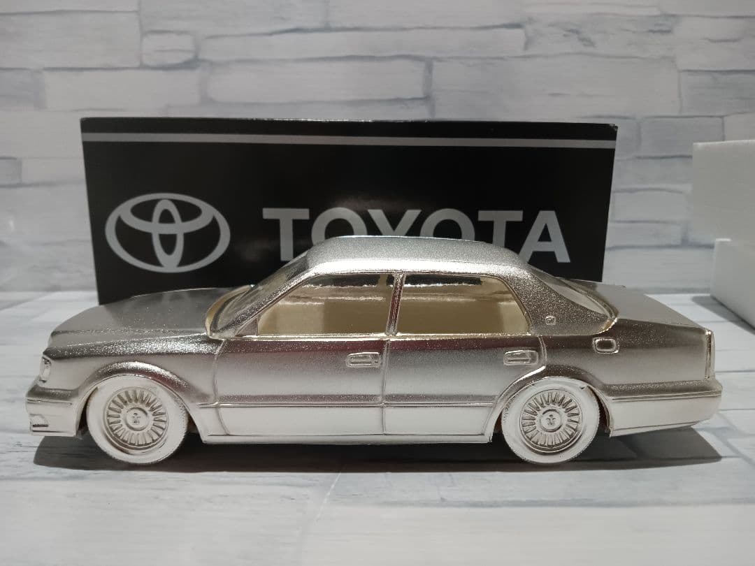 トヨタ　2代目クラウンマジェスタ　150系　ディーラー品　ミニカー　金属製