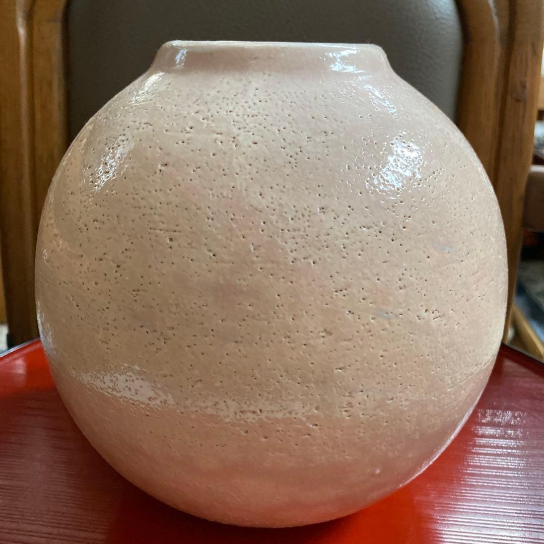 淡いピンクの陶器花瓶