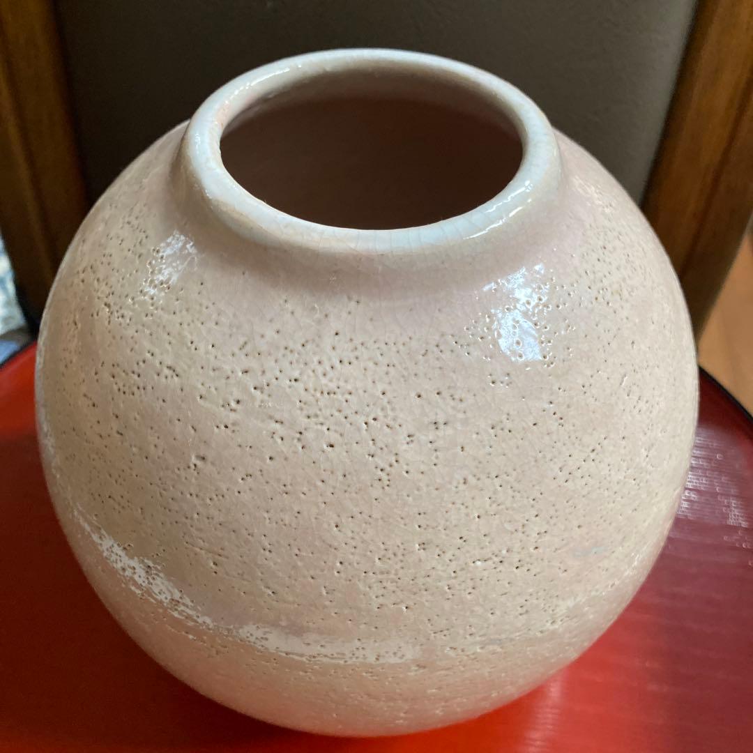 淡いピンクの陶器花瓶