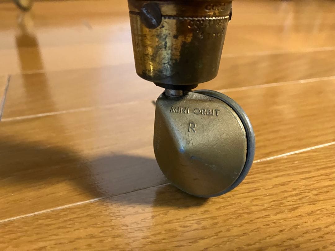 オリーブグリーンのベルベット椅子　イギリス　アンティーク　直接受け取りのみ