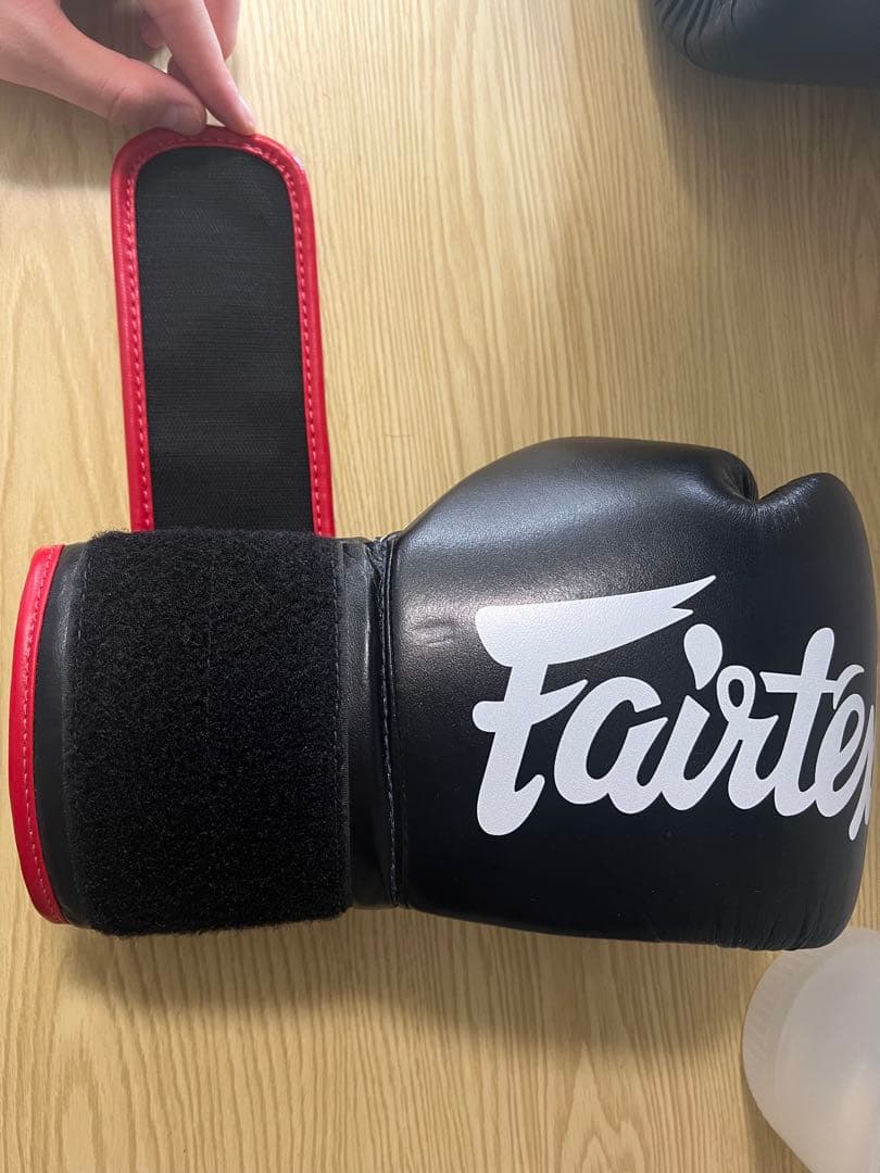 Fairtex ボクシンググローブ 12oz ブラック/レッド