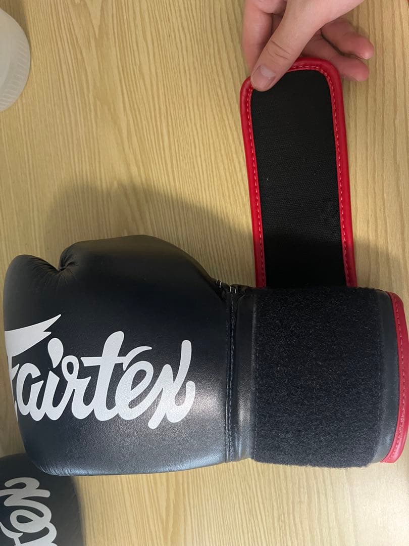 Fairtex ボクシンググローブ 12oz ブラック/レッド