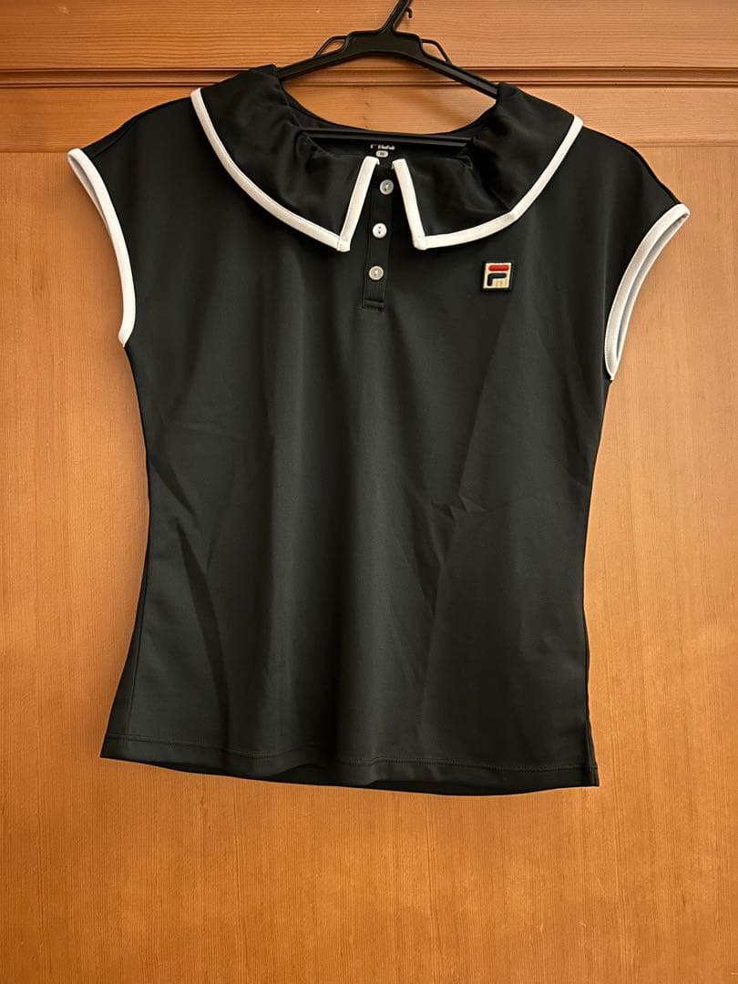 フィラ　テニスウェア　黒襟付きトップス　Mサイズ　新品