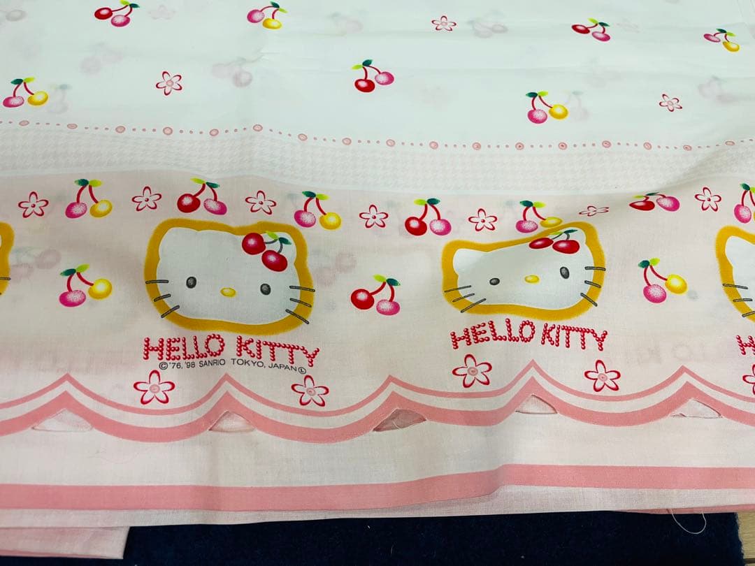 【新品未使用】ハローキティ　さくらんぼ　カフェカーテン　生地　レトロ