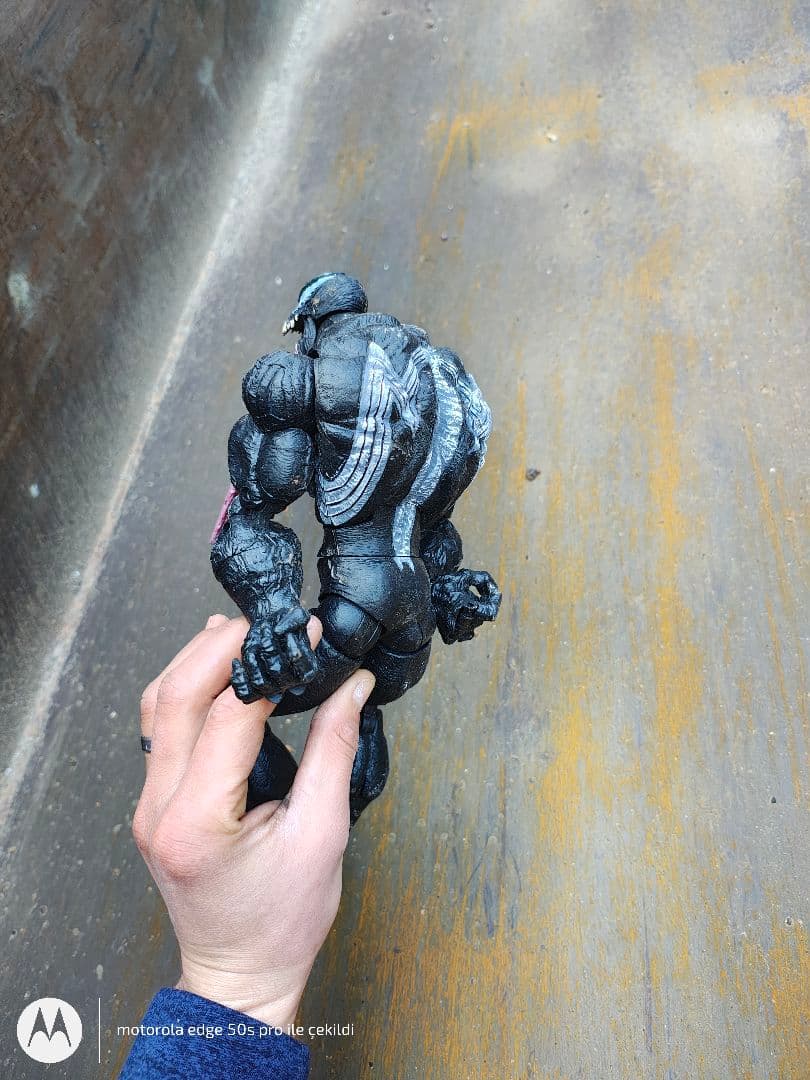 こちらはマーベル・アイコンズシリーズのヴェノムのアクションフィギュア（約30cm