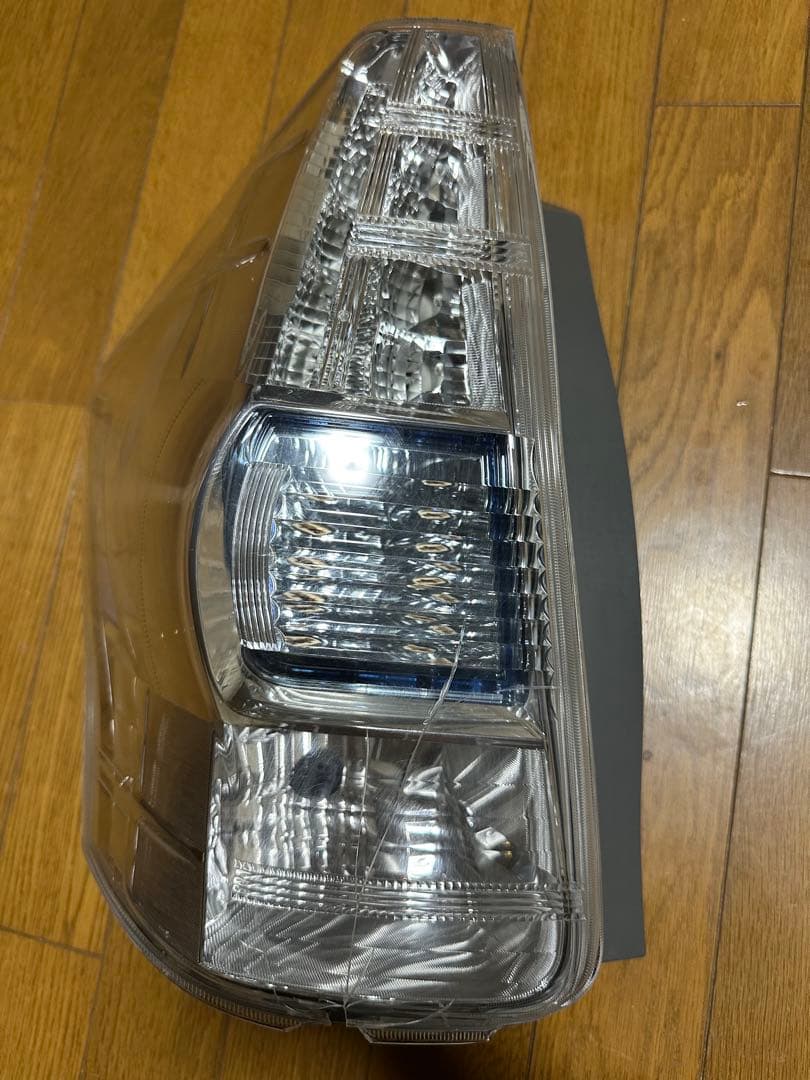 プリウスα前期テールランプ左側のみ(助手席側)