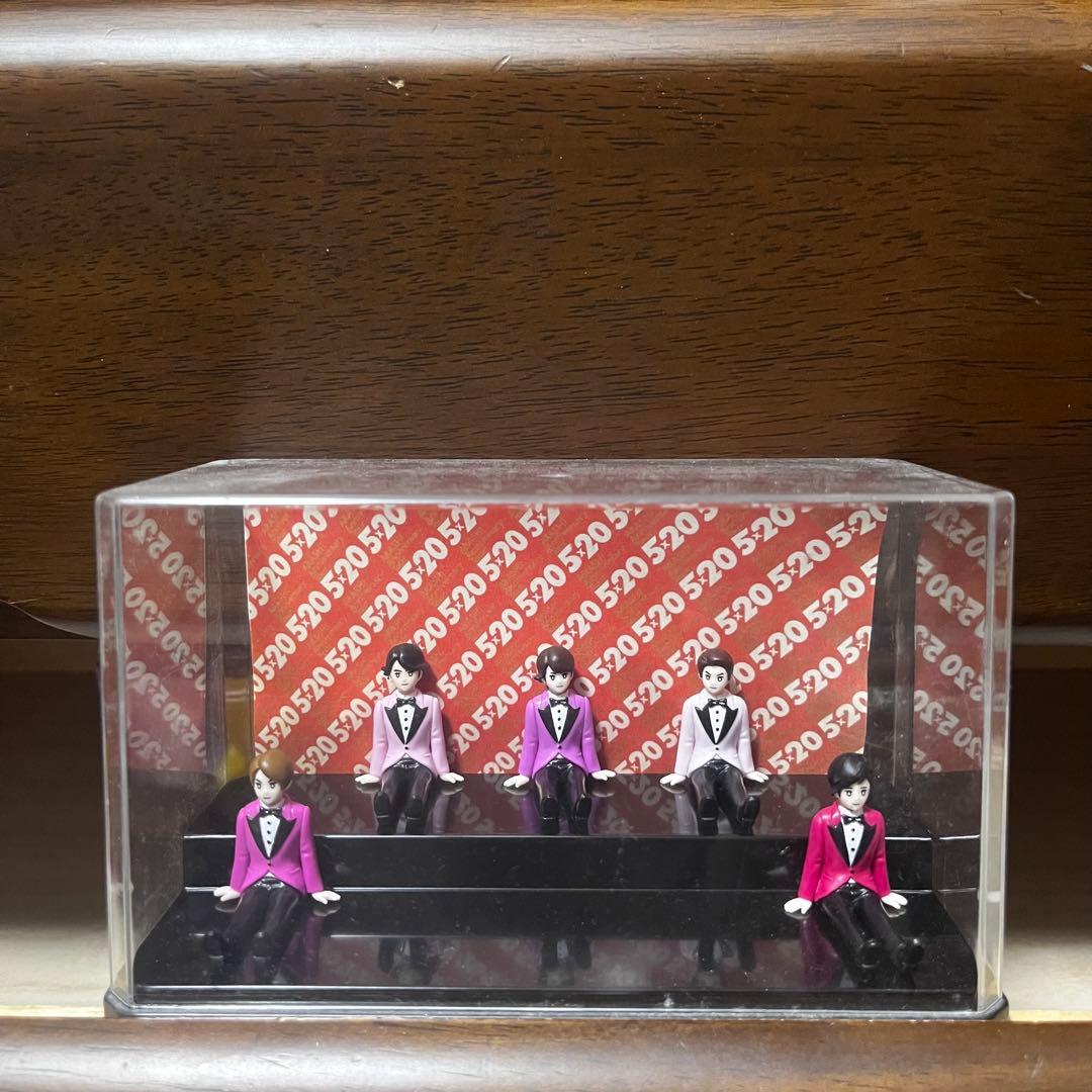 嵐を旅する展覧会　コップのフチ子座る嵐